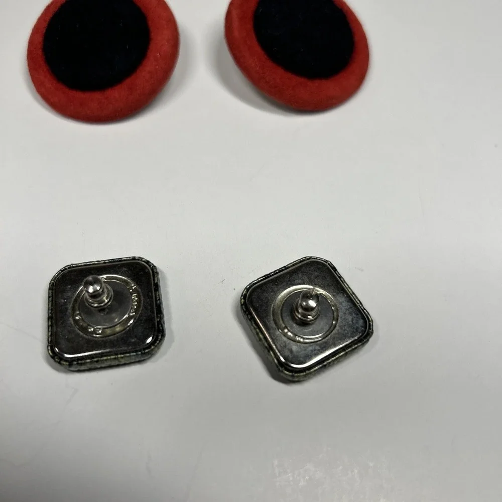 Lot‎ 2 Vintage Leather Studio Art Button Earrings Black Red
